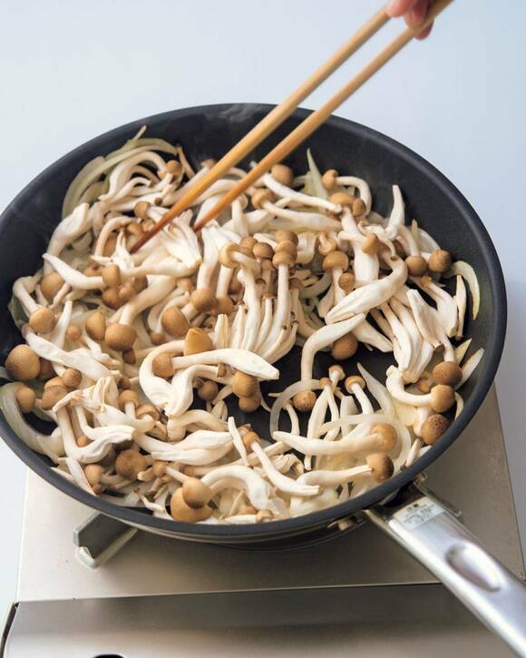フライパンにシメジ