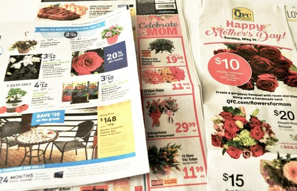 母の日前のチラシには花がたくさん