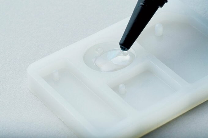 型にレジンを注ぐ