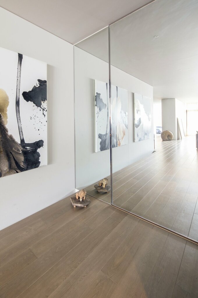 鏡貼りのリビング扉