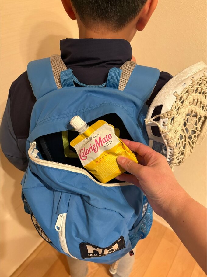 カロリーメイトをかばんに入れる