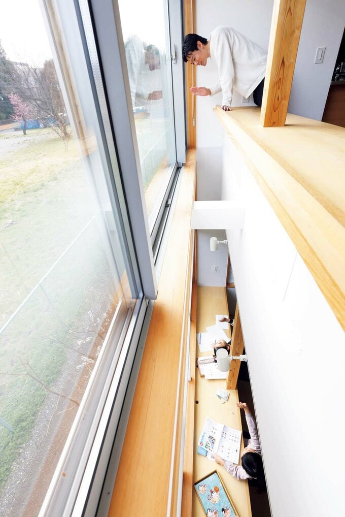 子ども部屋の気配を伝える吹き抜け