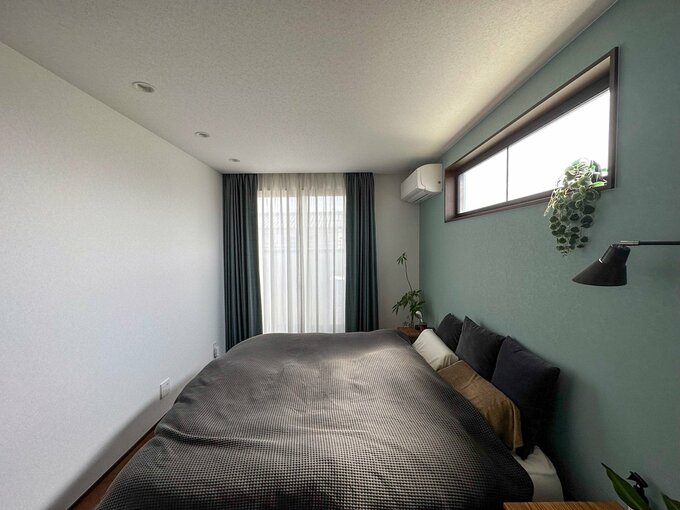 南向きのベランダへ続く縦長の窓