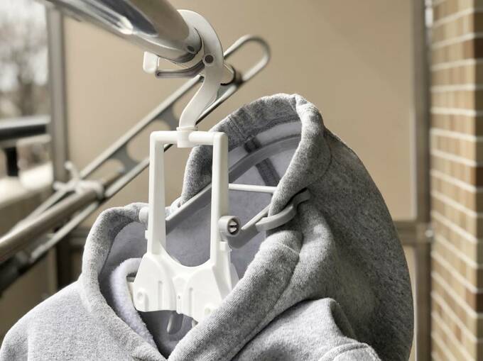 フード付き衣類が乾きやすいハンガーにパーカー