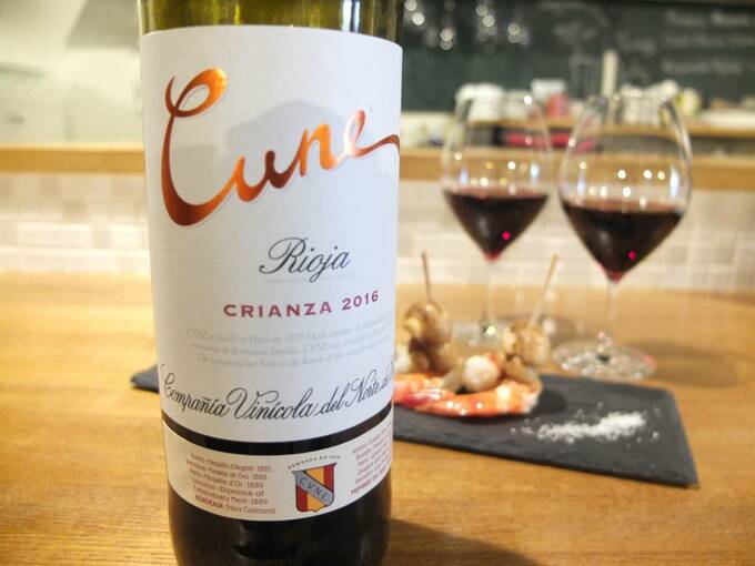 ワインとうしろにピンチョス