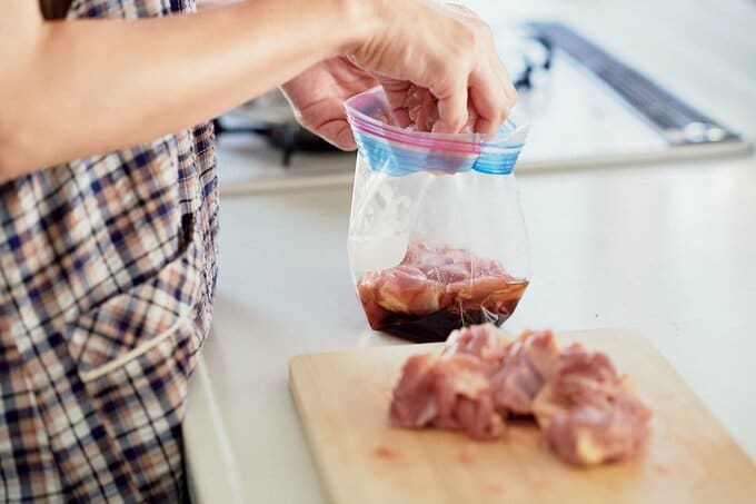 ジップロックにお肉を入れる女性