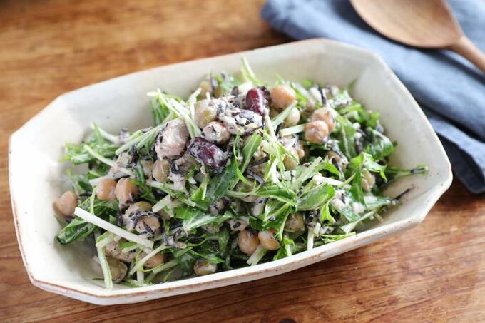 豆サラダとスプーン