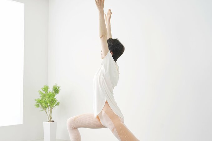 自宅でヨガをする女性