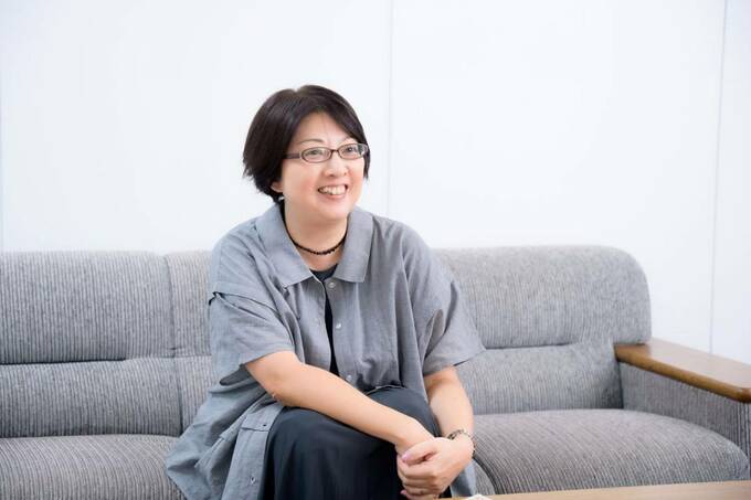 足を押さえる佐々木智子さん