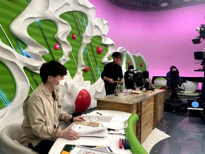 スタジオにマスクをつけた人など