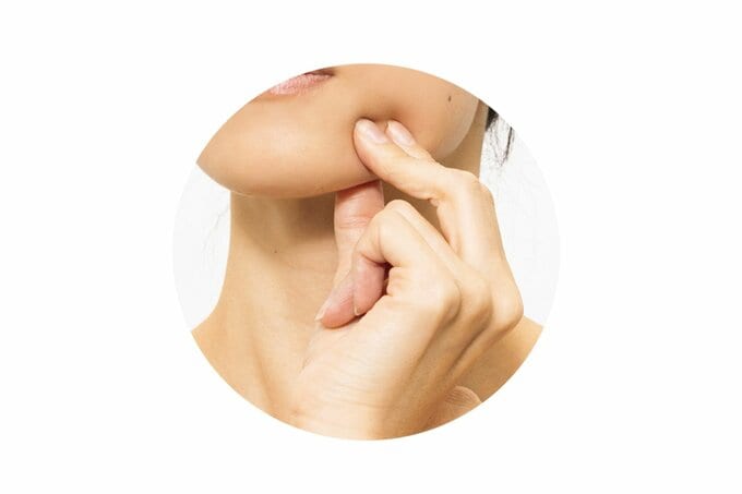 フェイスラインをゆびでつかんでいる様子の写真