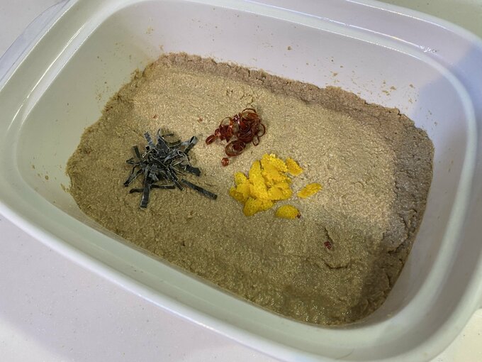 ぬか漬けの容器にちょい足し食品が入った様子