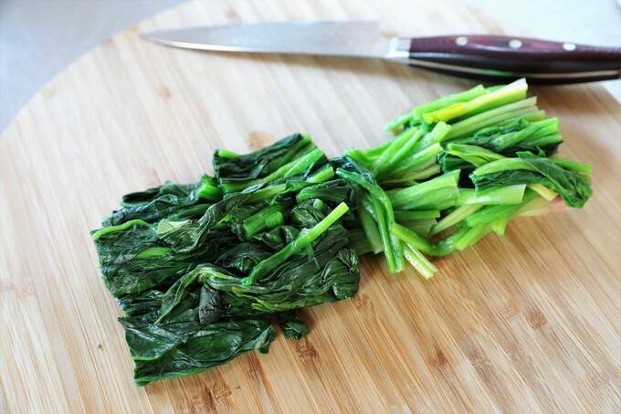 カットしたホウレンソウ