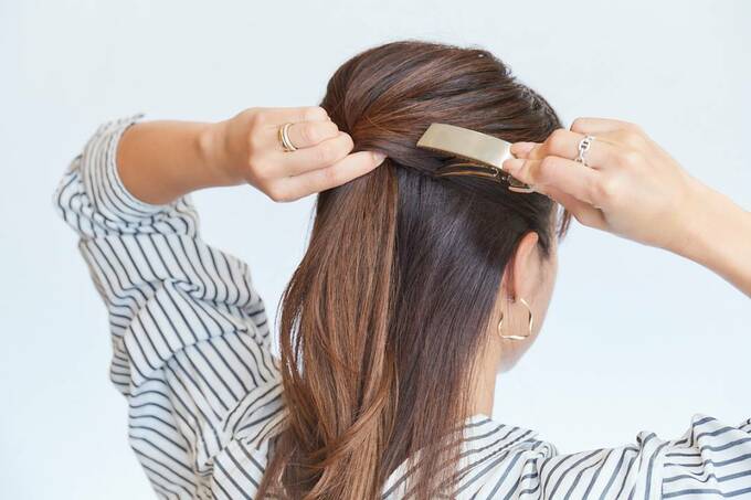 ねじった毛束をクリップで留める