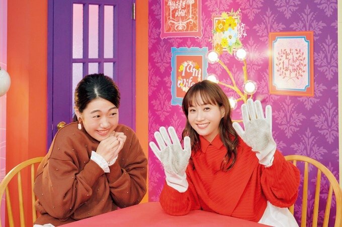 掃除用シリコンブラシ手袋をつけた藤本美貴さんとそれを見る横澤夏子さん