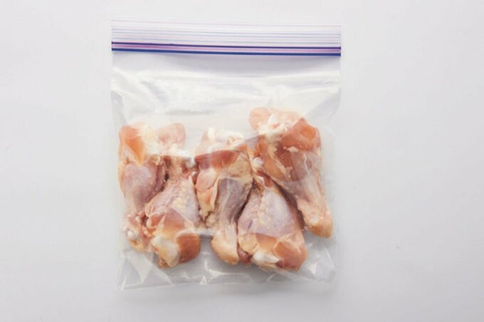 保存袋に骨つき肉