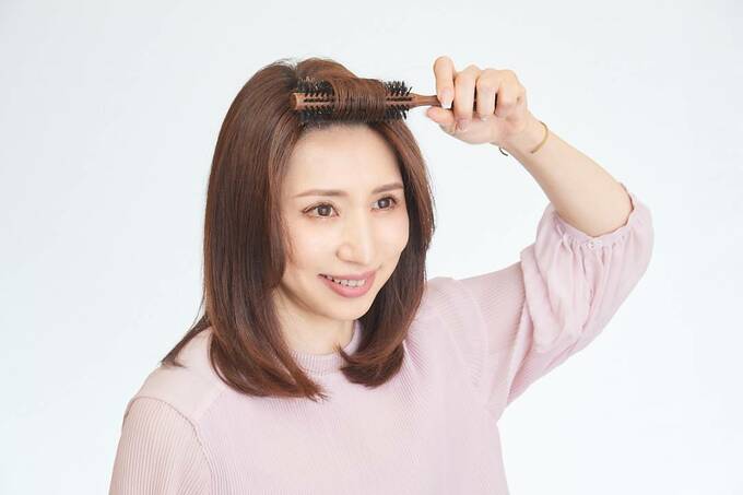 ロールブラシをキープしている女性