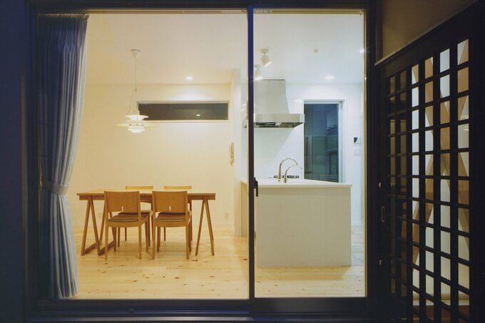 ダイニングは温かみを感じるオレンジ系の照明