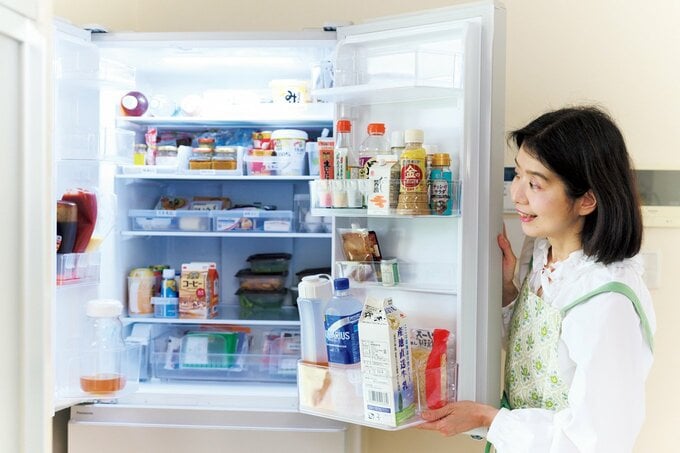 冷蔵庫の扉を開く女性
