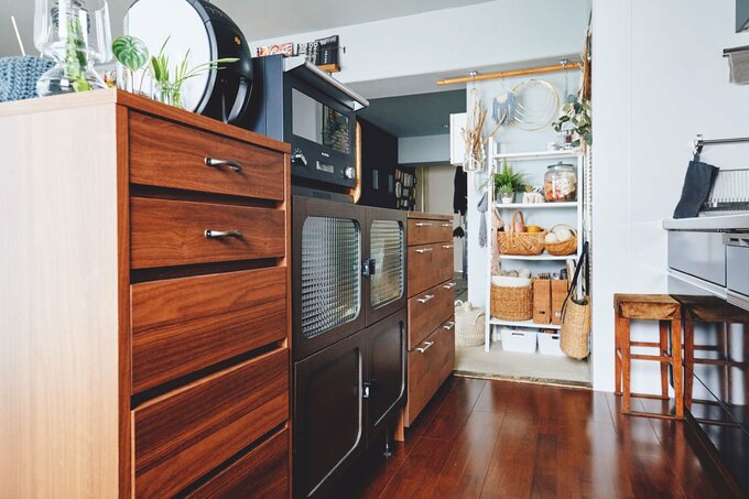 キッチンに並べた棚