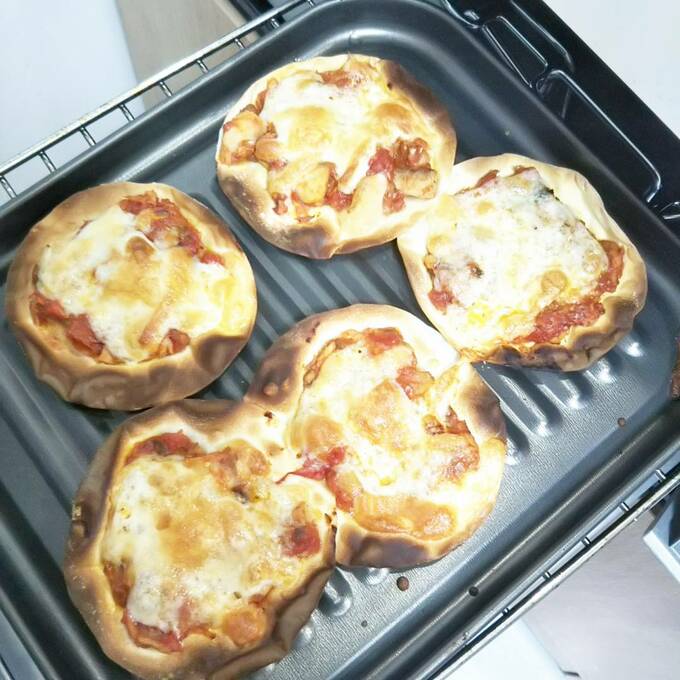 あまったギョーザの皮にトマトソースとチーズをのせて