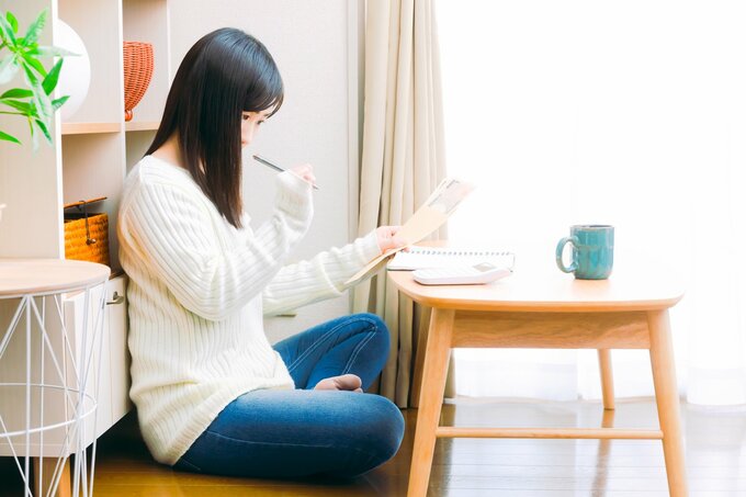 考える女性