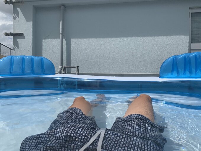 水風呂を楽しむ様子