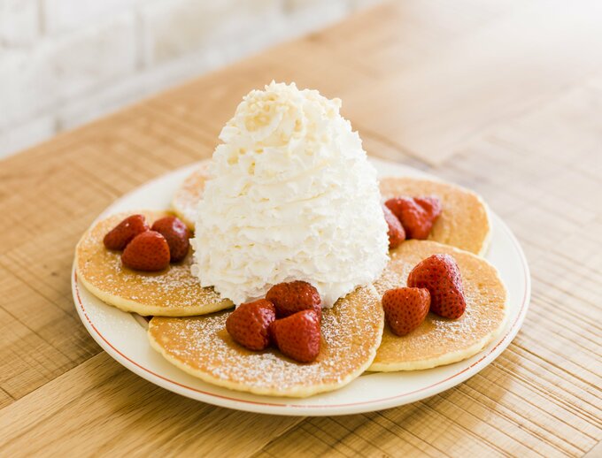 人気のパンケーキ「ストロベリー、ホイップクリームとマカダミアナッツ」