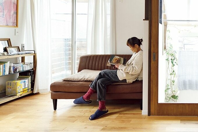 空が見える窓辺のソファは妻のお気に入りの居場所