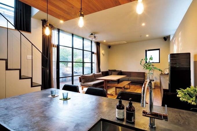 キッチンから見たリビング