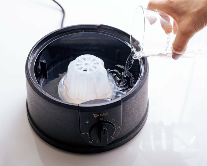 電気せいろにお水を入れる様子