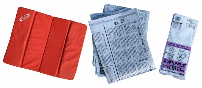 (左から)ミニマット、新聞紙、ビニール袋
