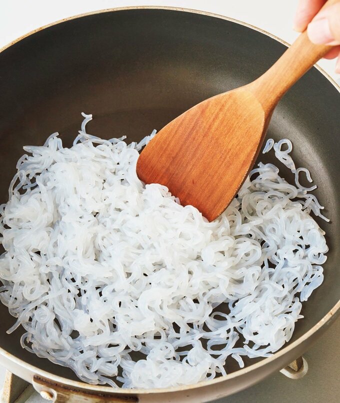 しらたきを炒める