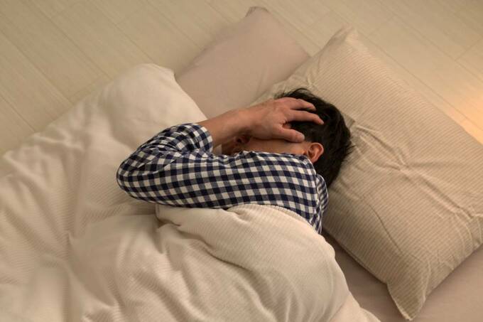 男性が頭を抱えている様子