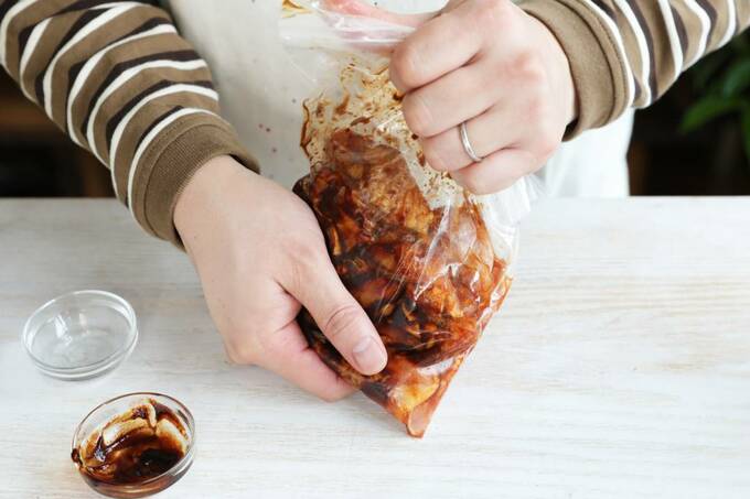 ジッパーつき冷凍用保存袋にすべての材料を入れてもみこむ