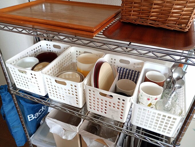 手もちの2人ぶんの食器。丼など大きな器以外はすべてここに収納