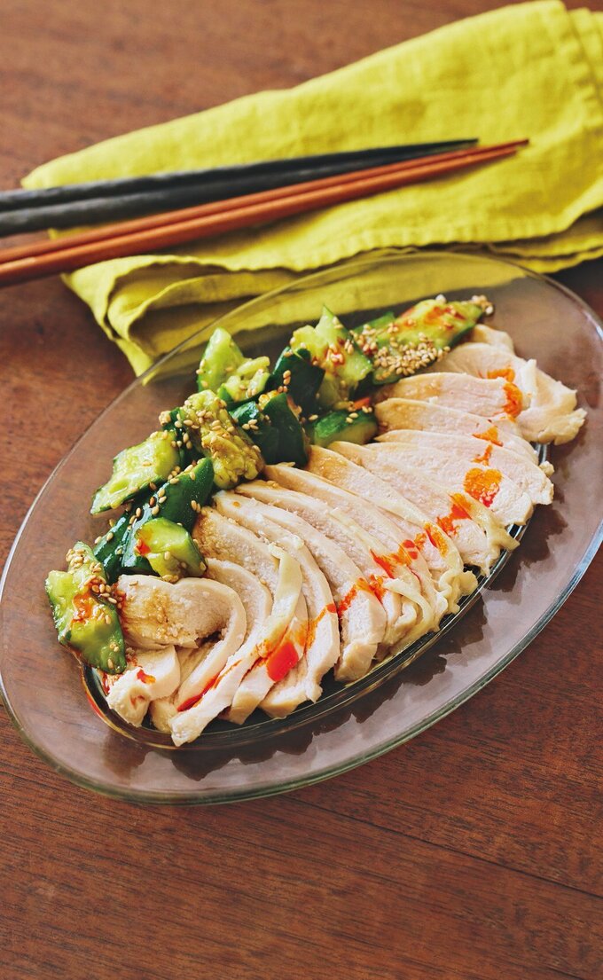 しっとり蒸し鶏とたたきキュウリのピリ辛ダレ盛り付け写真