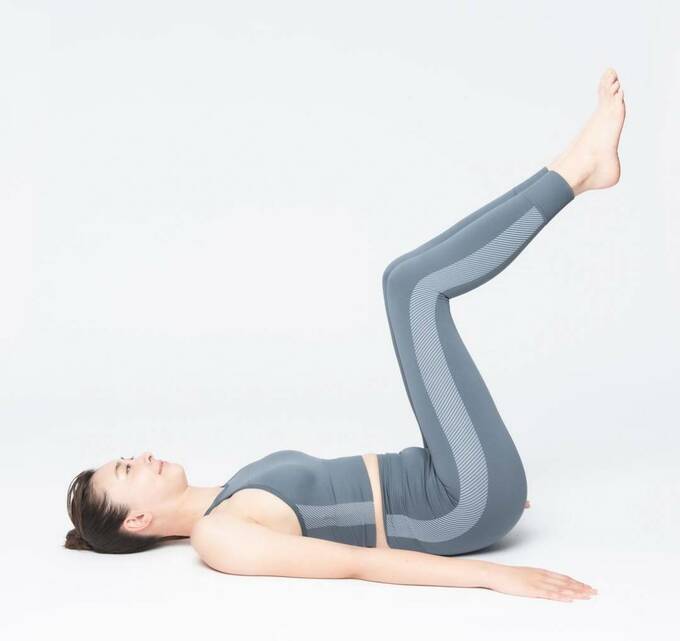 ひざを曲げた女性