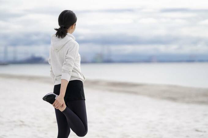 足を後ろにもってくる女性