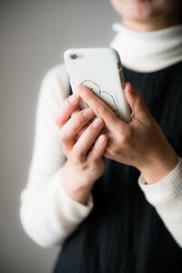 撮影するときはブレない持ち方、構えをして