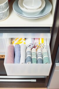 食器棚の中に収納ケースを入れて