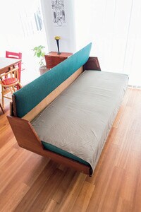 ダイニングテーブルとソファ