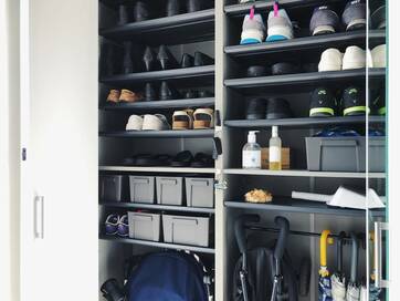 マスクは玄関を定位置に！100円グッズで快適な靴箱収納