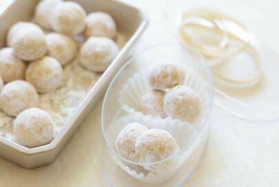 型なしでつくれる「スノーボウルクッキー」レシピ。かわいいラッピングアイデアも