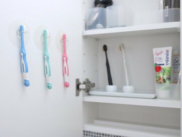 セリアで発見！シャツや歯ブラシの収納が激変するグッズ