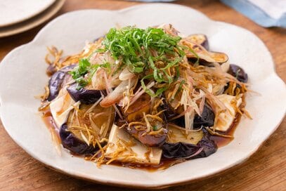 じゅわっと「揚げナスとカリカリじゃこ」の豆腐サラダ。おつまみにもおかずにも