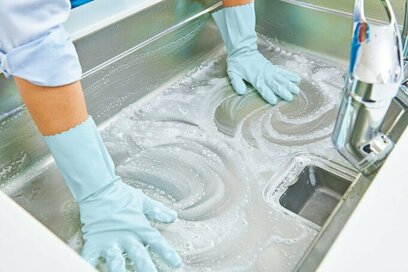 臭い「排水口」のヌメリも「電子レンジ」の汚れもスッキリ。“ラクする”キッチン掃除術