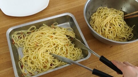 子ども4人・共働き家庭の「夏休みの昼ごはん」。2種類の“あえるだけ”パスタが最強