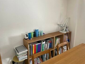 共働き4人子育て、ほぼ「リビング学習」で学年1位。子どもが集中しやすい収納の仕組み