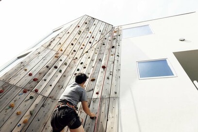 クライミングウォールが3階まで届く、アウトドア大好き夫婦の家